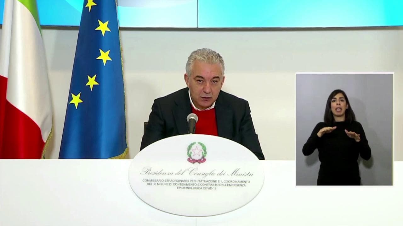 Covid, il commissario Arcuri lancia appello a medici in pensione e specializzandi: "Per vaccinazione dobbiamo dare tutti una mano"
