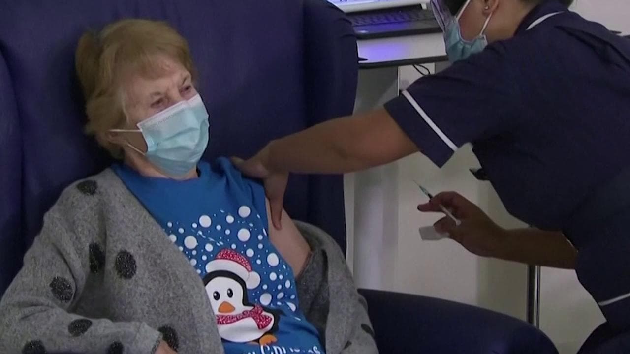 Coronavirus, la 90enne prima al mondo a ricevere vaccino Pfizer: "Nervosa? No, ma pensavo fosse uno scherzo"