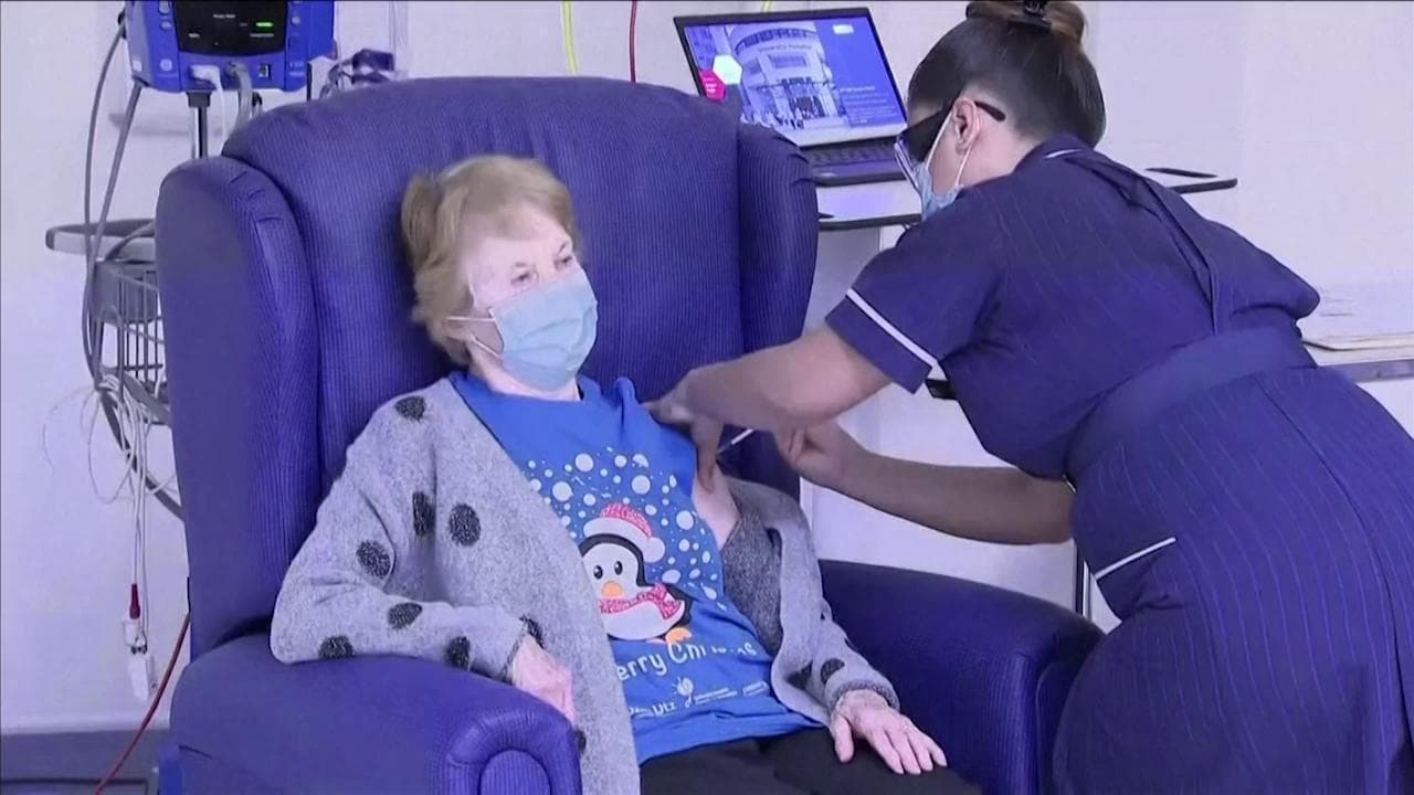 Coronavirus, una donna nordirlandese di 90 anni è la prima persona al mondo a ricevere vaccino Pfizer/BioNTech