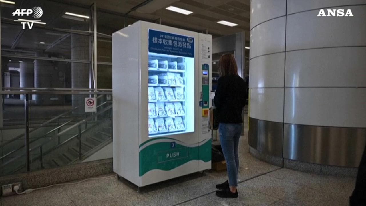 Coronavirus, a Hong Kong distributori automatici di test nelle stazioni del metrò