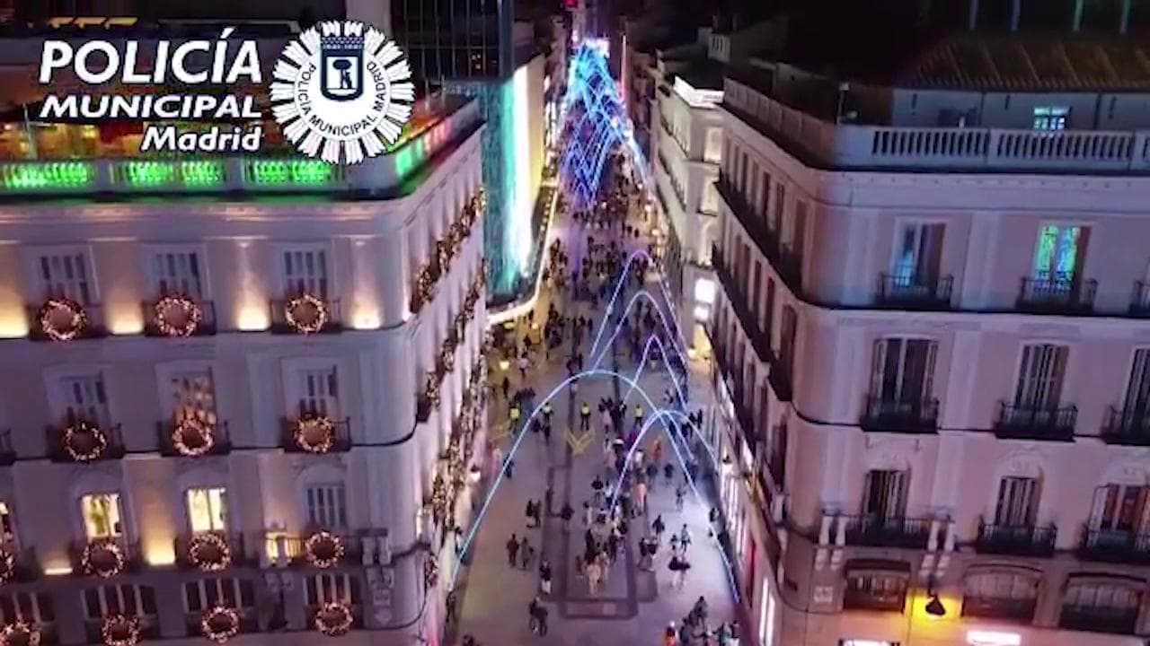 Covid, le vie dello shopping a Madrid sono piene di persone: "Ma c'è distanziamento sociale"