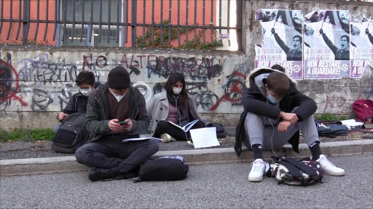 Scuola, anche a Roma studenti a lezione sul marciapiede: "Ci manca guardarci negli occhi"