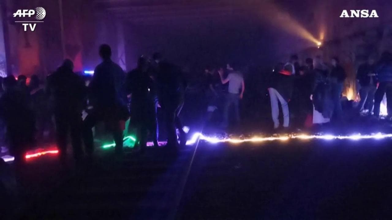 Covid, festa clandestina a Parigi: giovani ballano senza distanziamento né mascherina