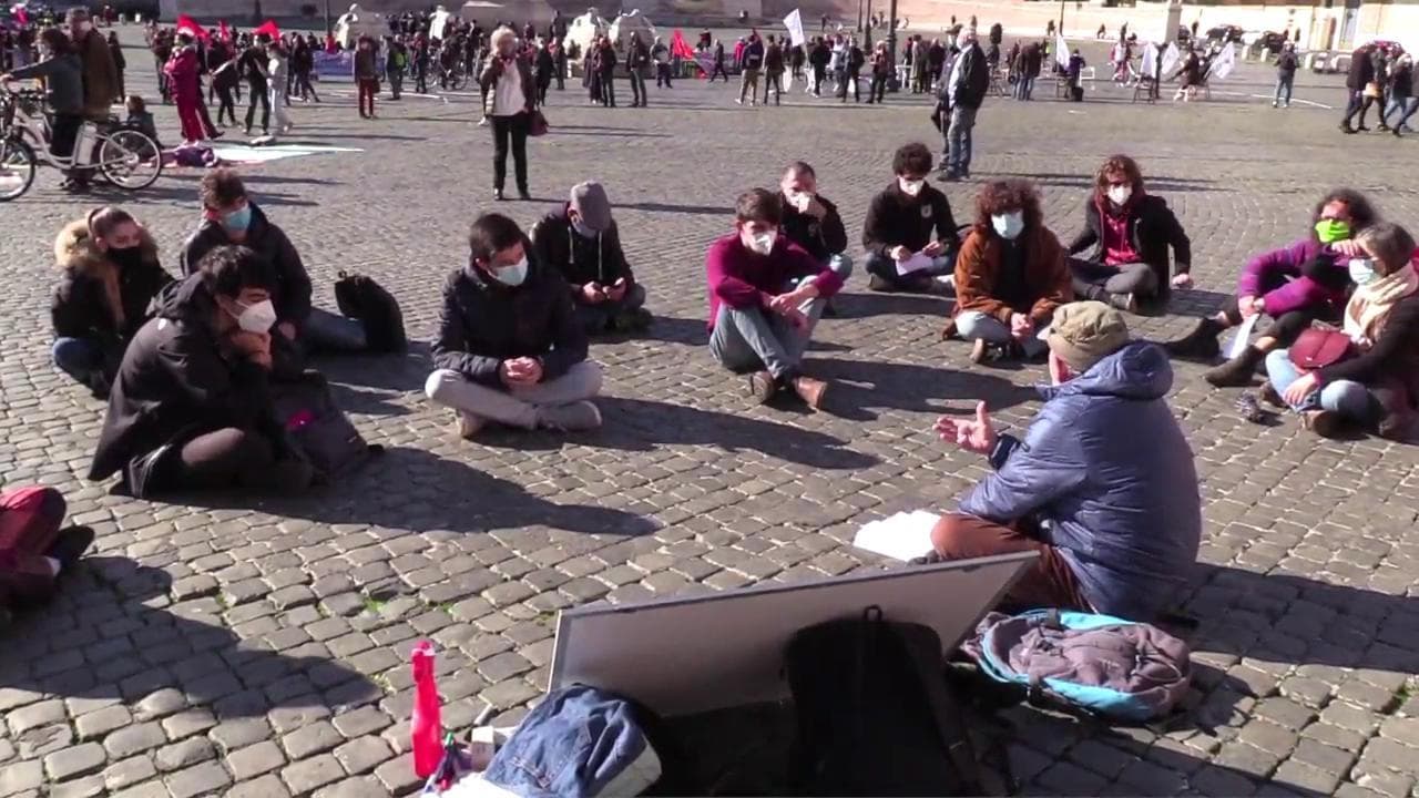 La rete della solidarietà in Piazza del Popolo a Roma: "Noi l'aiuto silenzioso di questa crisi che il governo dimentica"