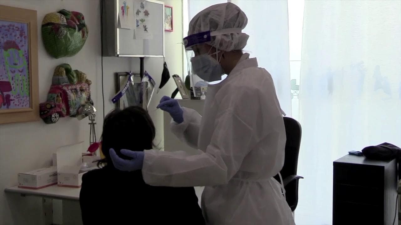 Coronavirus, tamponi rapidi anche in farmacia. I romani: "Niente file e risposte immediate"