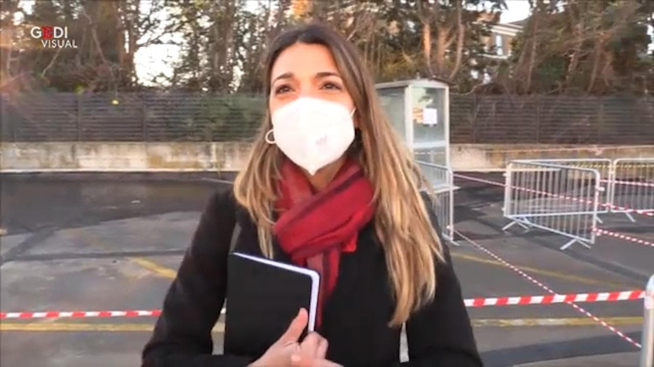 Roma, fila di candidati al concorso per psicologi: "Il contagio preoccupa ma il Paese ha bisogno di noi"