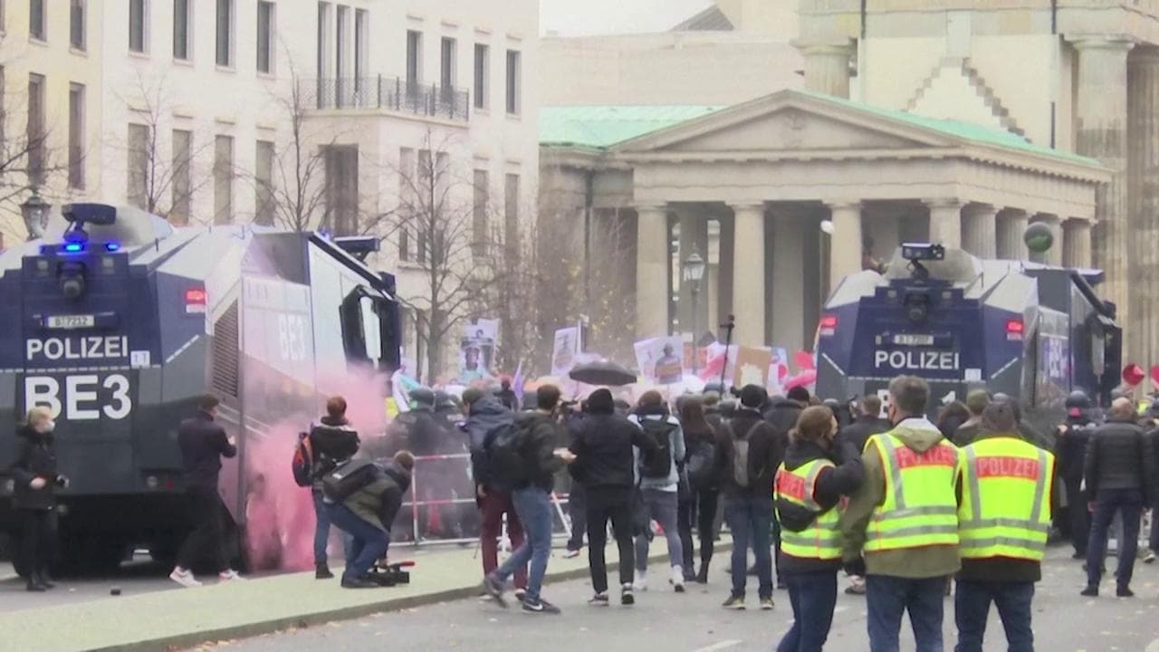 Germania, proteste anti-Covid a Berlino: la polizia usa idranti contro i manifestanti