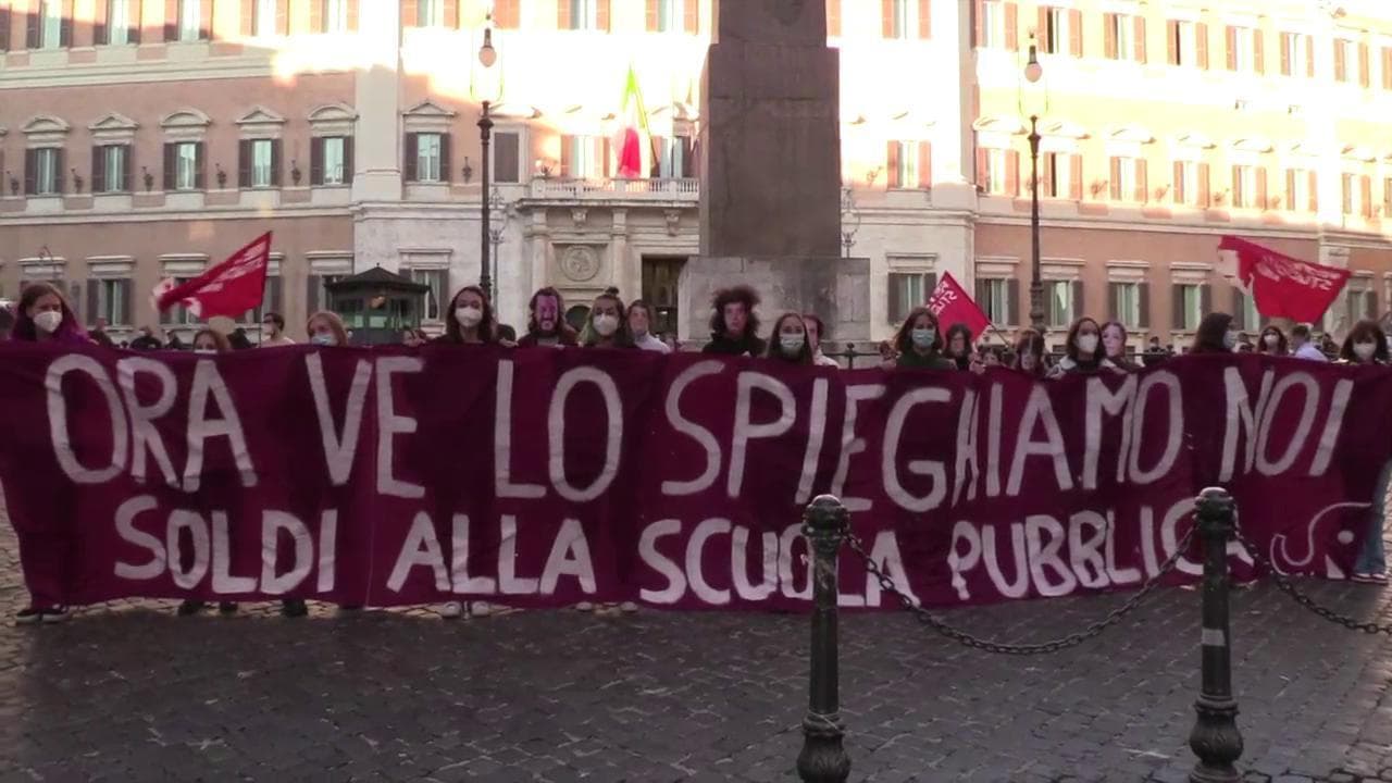 Roma, studenti contro la didattica a distanza: fanno lezione ai parlamentari di fronte a Montecitorio