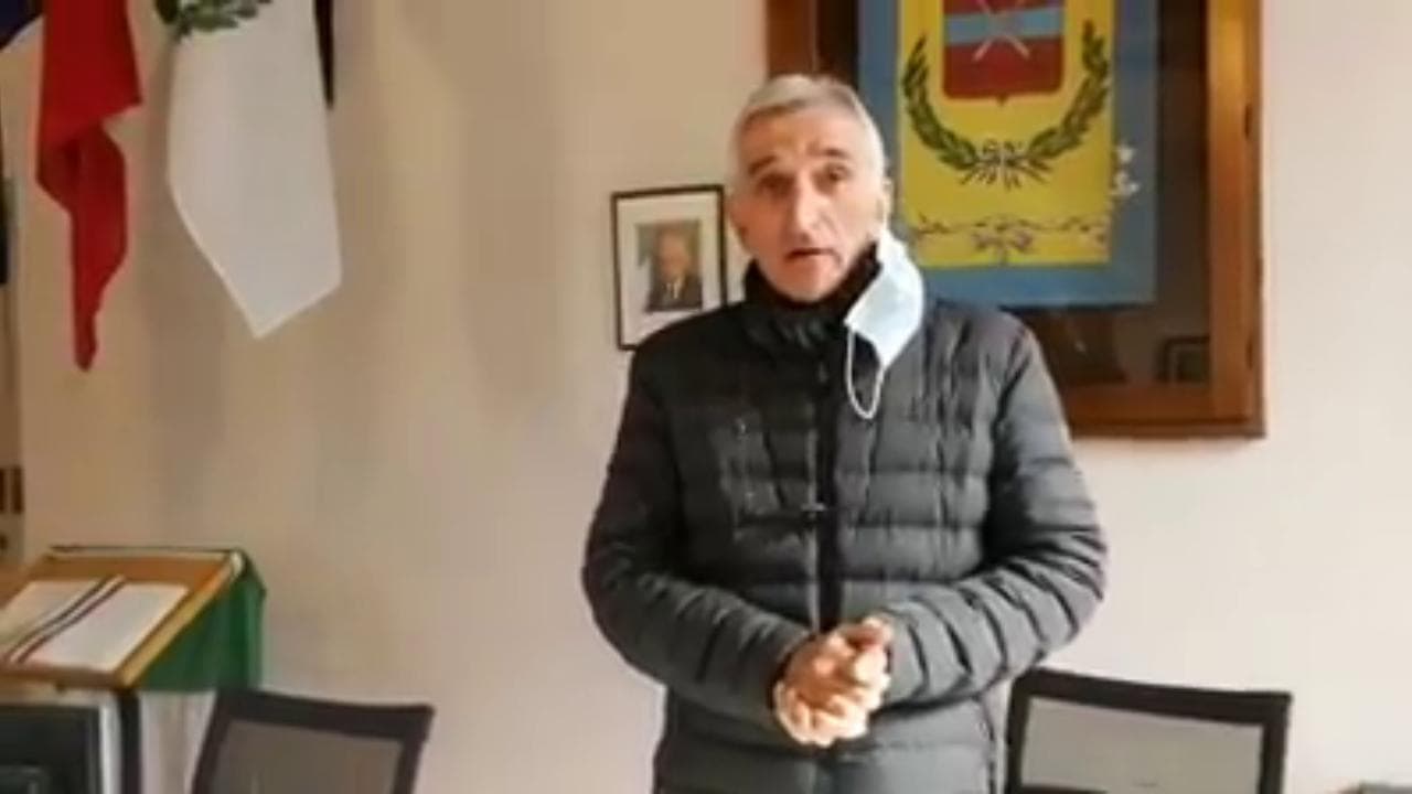 Coronavirus, sindaco Spino d'Adda: "Chi fuma stia a casa, non si abbassi la mascherina in strada"