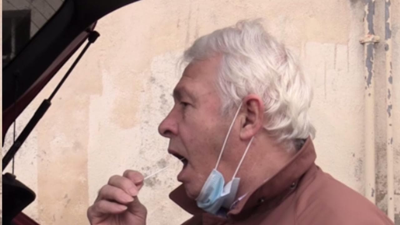 Robbio, il comune dove i cittadini si fanno il tampone da soli: "Ecco la disperazione di chi non riceve diagnosi"