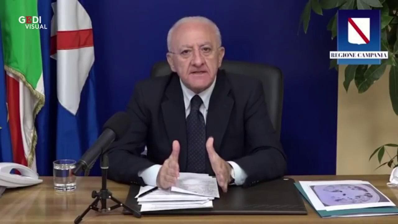Campania zona rossa, le contraddizioni di De Luca: lockdown sì, lockdown no