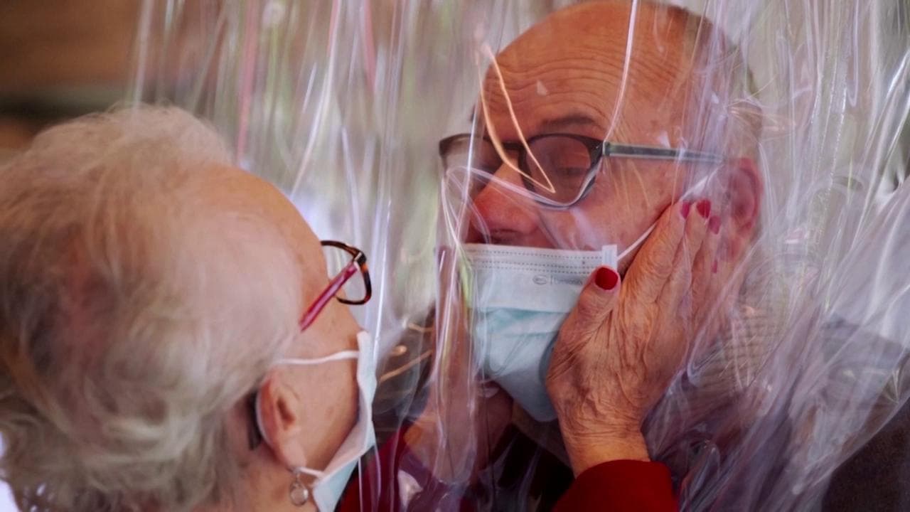 "La stanza degli abbracci": in una casa di riposo italiana, dopo sei mesi, torna il sorriso
