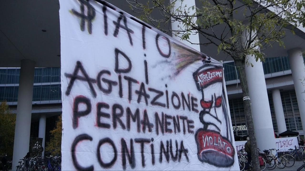 Milano, la protesta dei lavoratori dello spettacolo: "Siamo scesi in piazza con l'autocertificazione"
