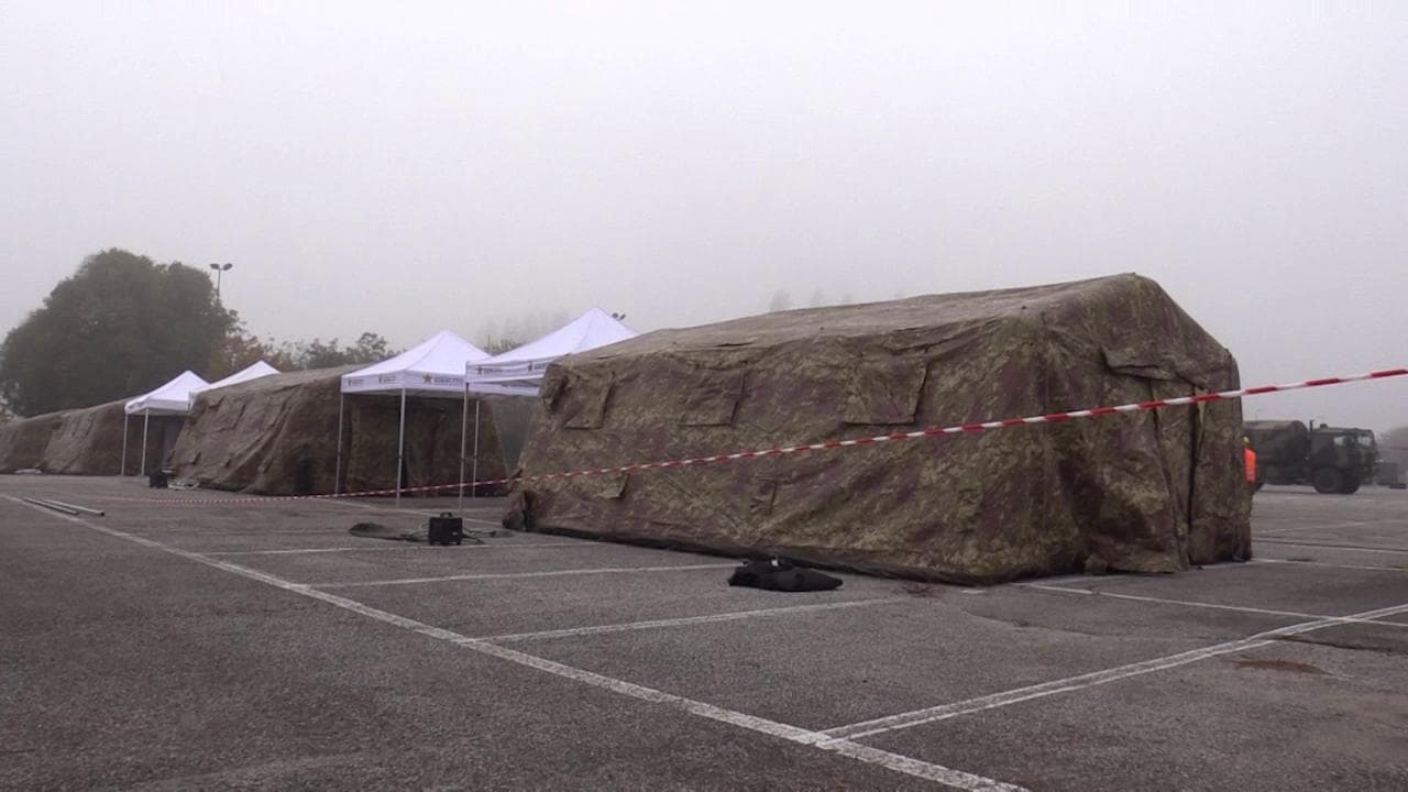 Milano, l'esercito allestisce punti per tamponi rapidi: "Così aiutiamo gli ospedali a smaltire le code"