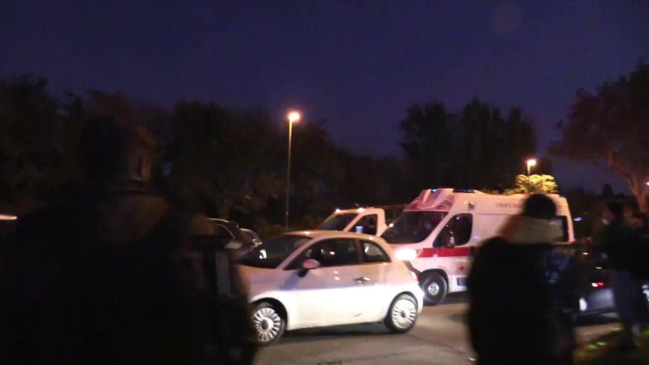 Milano, il corteo contro il governo paralizza il traffico e blocca l'ambulanza
