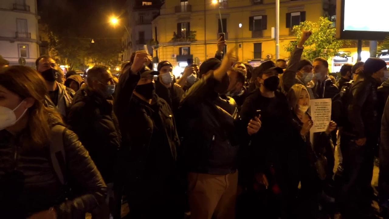 Napoli, al Vomero la protesta dei commercianti contro le chiusure anti-Covid: "Niente bonus, vogliamo solo lavorare"