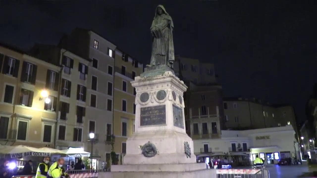 Ore 21, scattano le misure anti movida nelle piazze di Roma. La protesta dei ristoratori di Campo de' Fiori: "Così ci fate fallire"