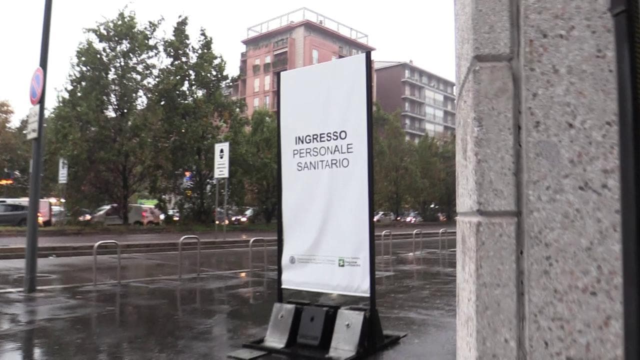 Coronavirus, a Milano riaprono i cancelli dell'ospedale in Fiera: arrivano medici e infermieri