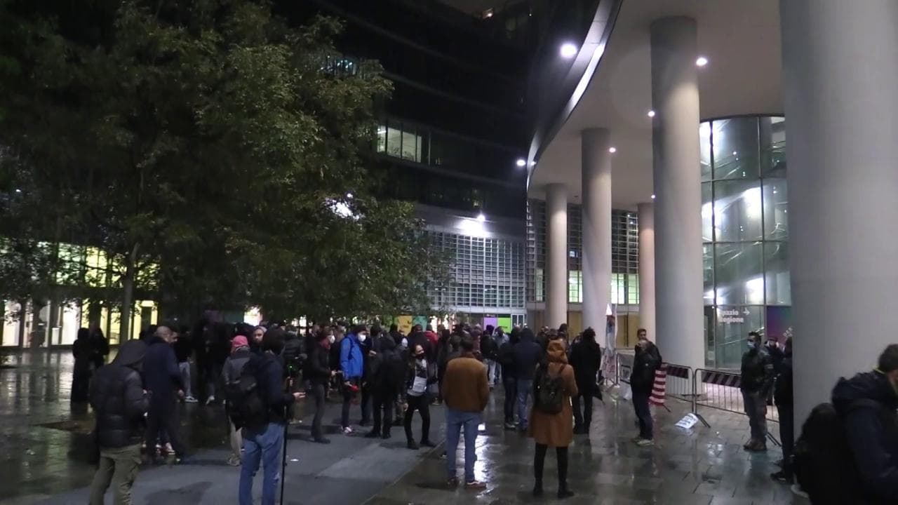 Coprifuoco in Lombardia, i ristoratori protestano davanti alla Regione fino alle 23.01: "Così chiudiamo"