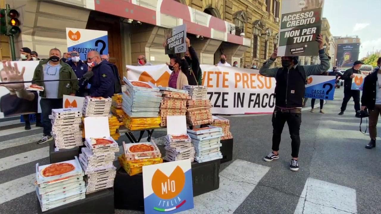 Roma, c'è anche il pizzaiolo di Conte alla protesta dei ristoratori: "Siamo disperati"