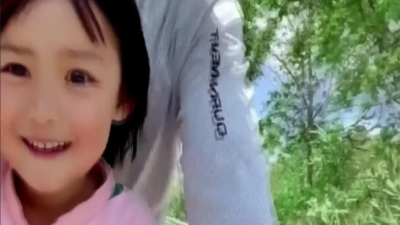 Senza lavoro e scuola per colpa del Covid: papà e figlia in bici dalla Cina al Tibet (4000 km)