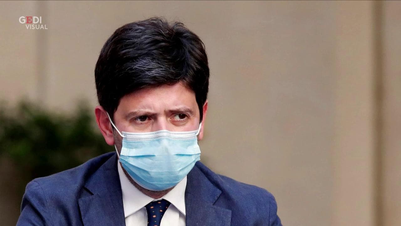 Covid, Speranza vieta le feste private e annuncia segnalazioni per chi trasgredisce. I social: "È la Stasi"