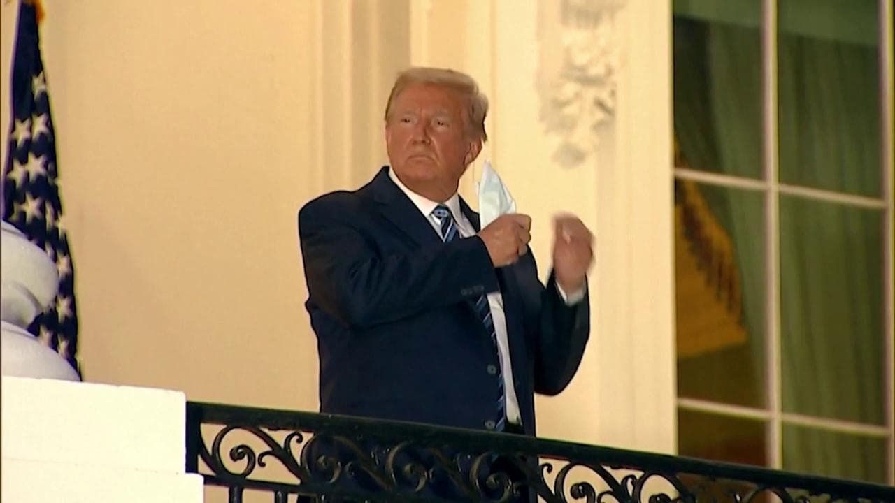 Casa Bianca, Trump si toglie la mascherina: il respiro sembra affannoso