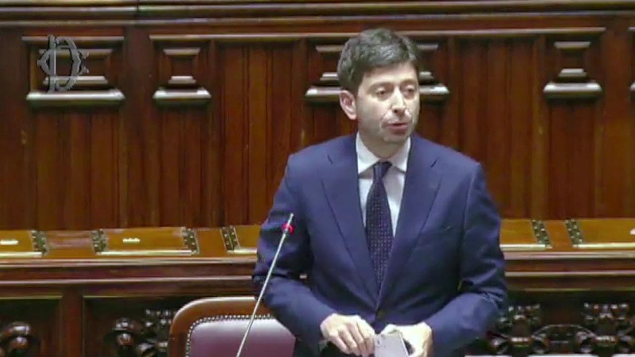 Coronavirus, Speranza: "Obbligo di mascherine anche all'aperto e stretta sui controlli anti assembramento"