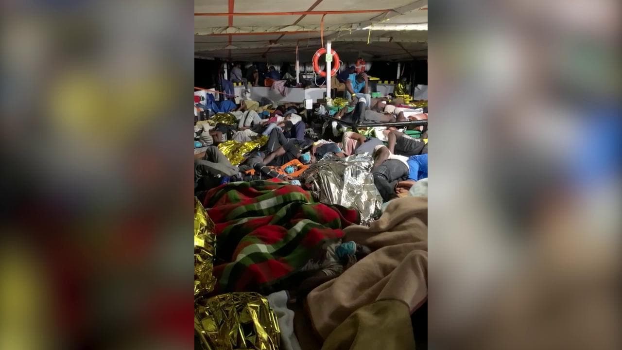 In 276 a bordo di Open Arms, i migranti ammassati sul ponte della nave