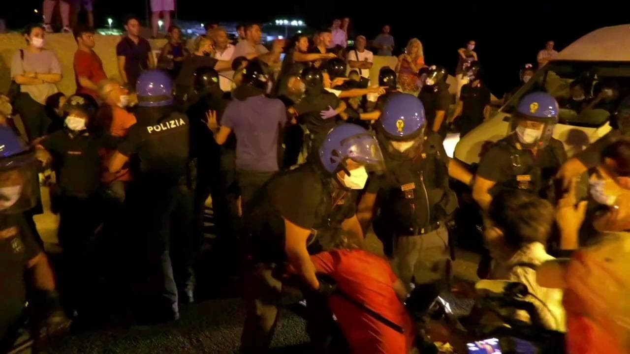 Lampedusa, proteste dopo lo sbarco: bus bloccati, interviene la polizia