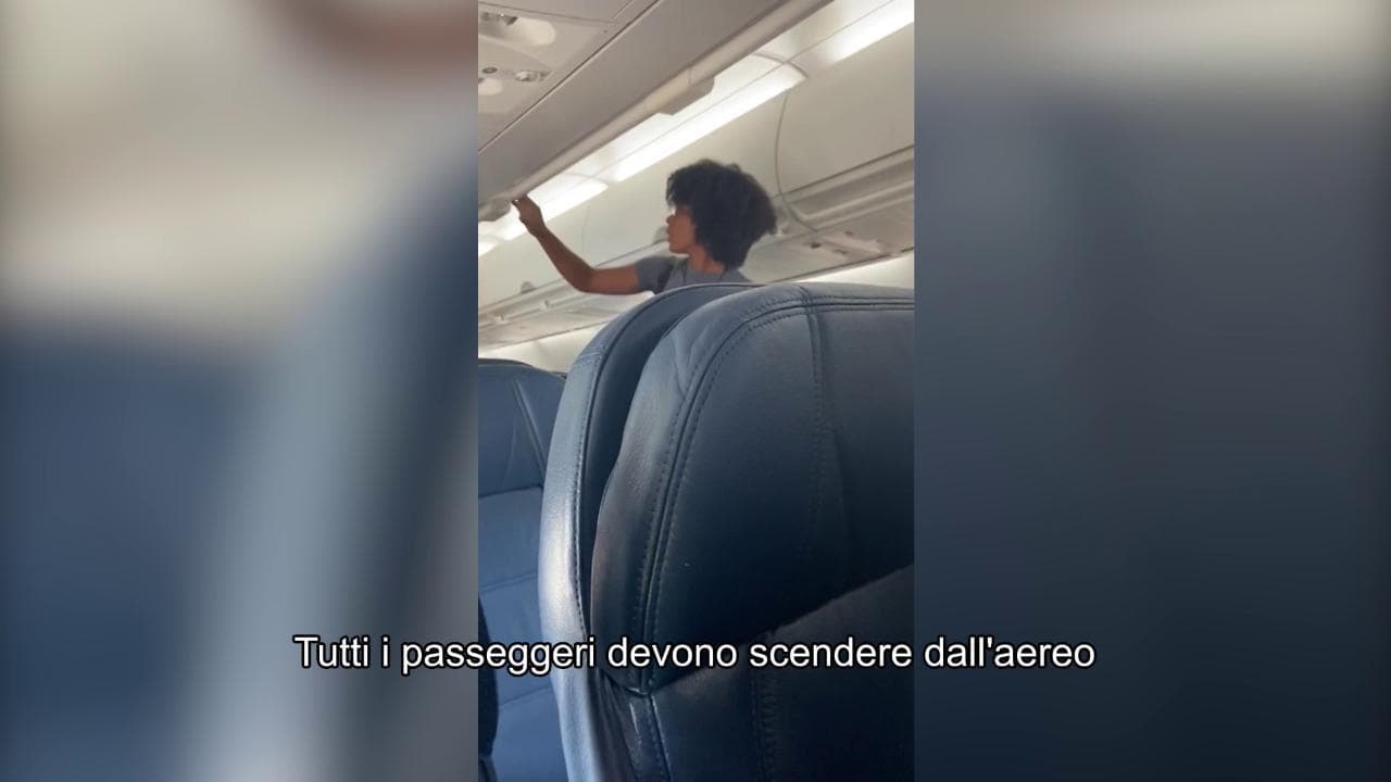 Usa, donna si rifiuta di mettere la mascherina sull'aereo: passeggeri costretti a scendere