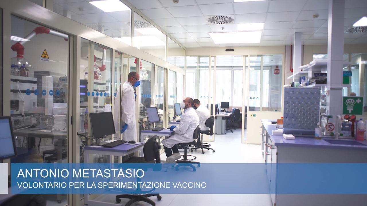 Stop sperimentazione vaccino, il volontario: "Io sto bene, credo sia un atto dovuto"