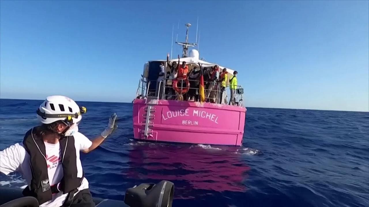 Dalla nave di Banksy il grido del migrante ai soccorritori: "I love you"