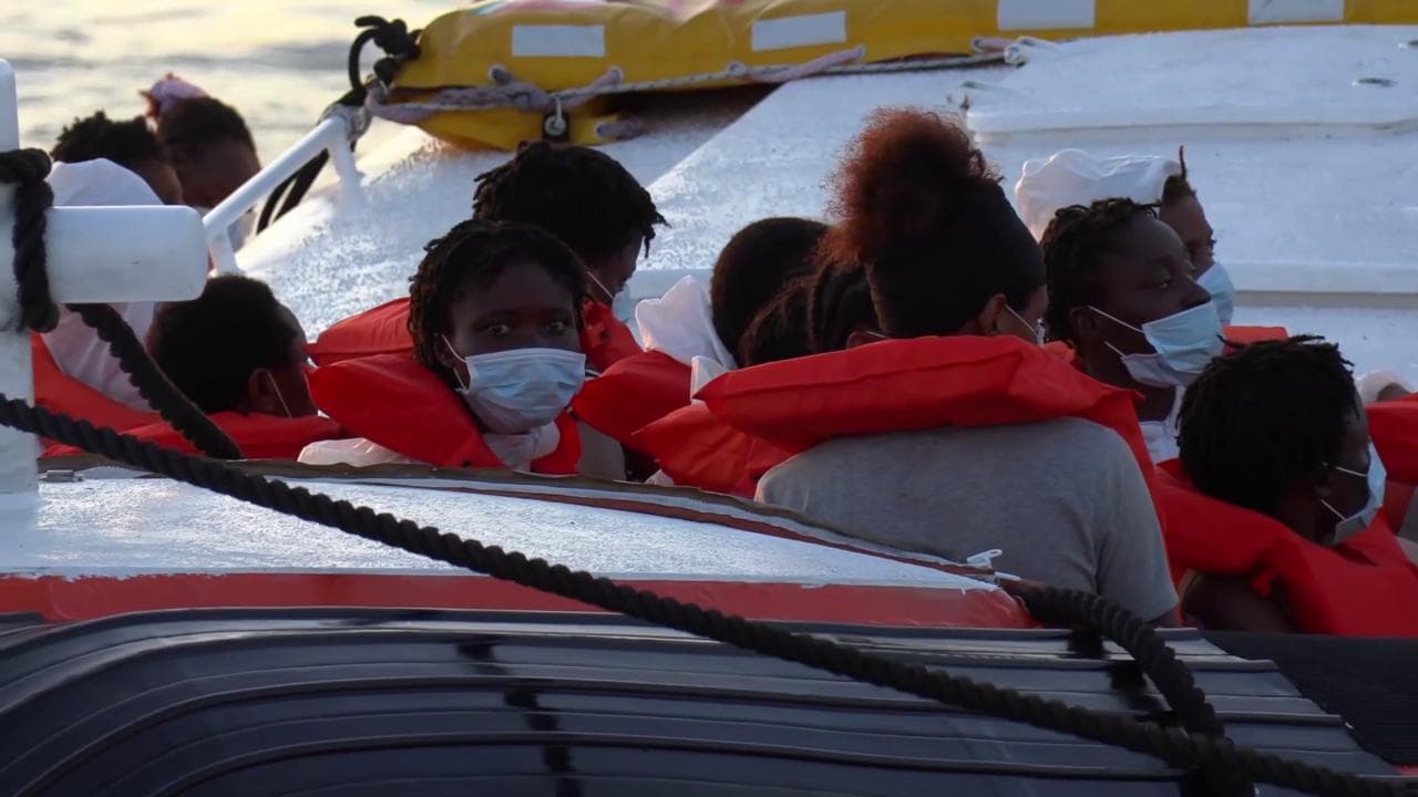 Lampedusa, la Guardia Costiera soccorre i migranti della nave di Banksy: l’arrivo al porto