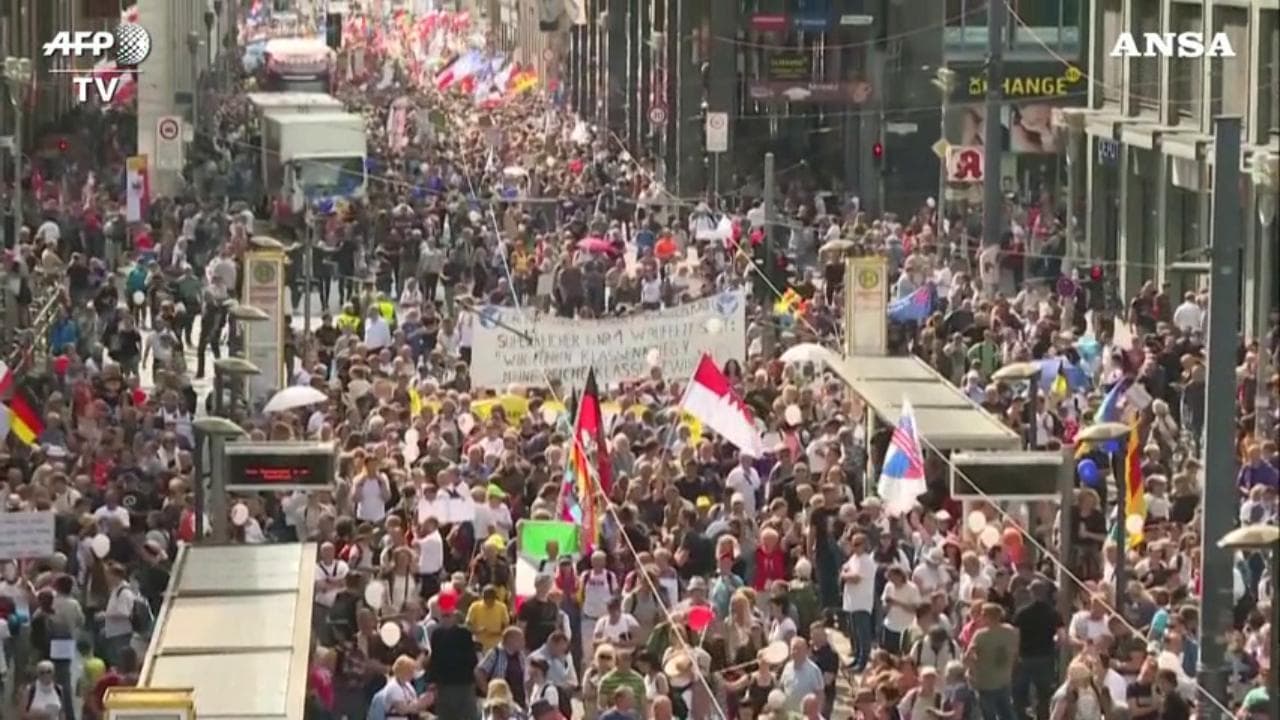 Coronavirus, corteo di negazionisti a Berlino: sfilano in migliaia senza mascherine
