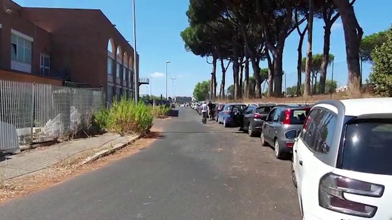 Coronavirus, il video di un lettore: "File di ore sotto al sole per un tampone a Roma"
