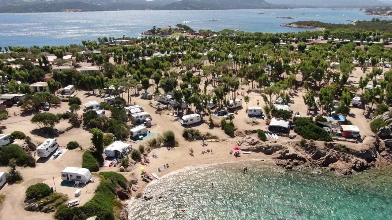 Coronavirus in Sardegna, in volo sul camping in cui si sono registrati diversi casi positivi: le immagini dal drone