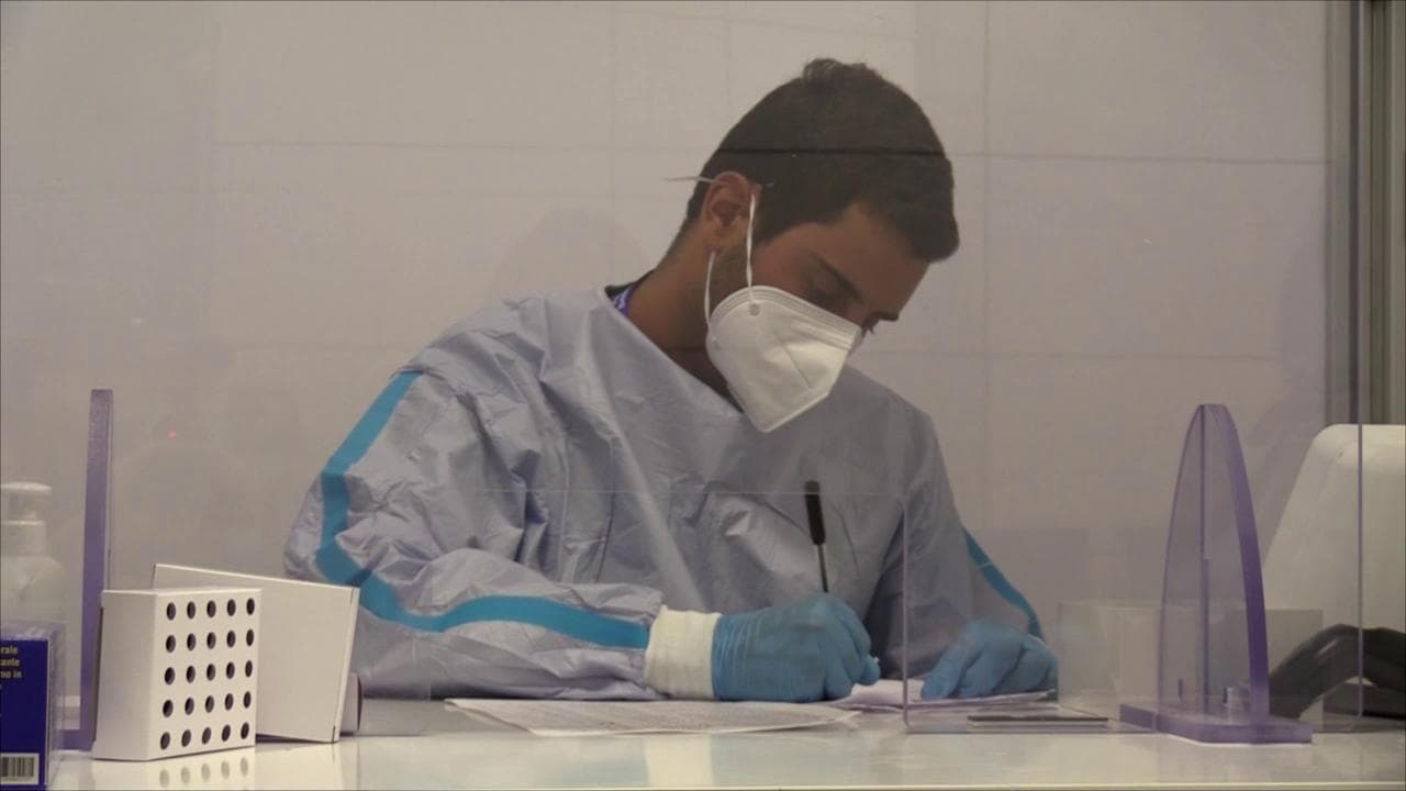 Coronavirus, il racconto di due medici volontari: "I giovani si sentono invincibili ma davanti al test il loro sguardo cambia"