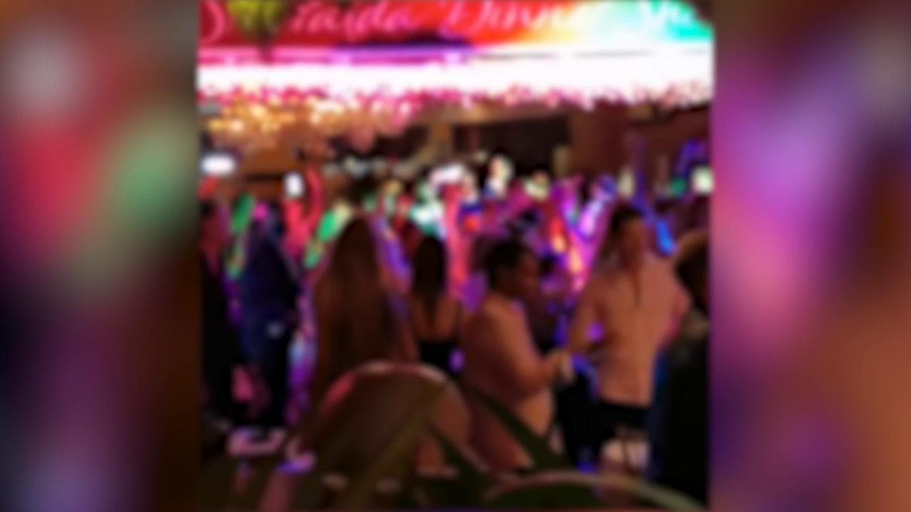 Porto Cervo, focolaio di Covid al Billionaire di Briatore: nei video delle serate d'agosto niente mascherine e balli ravvicinati