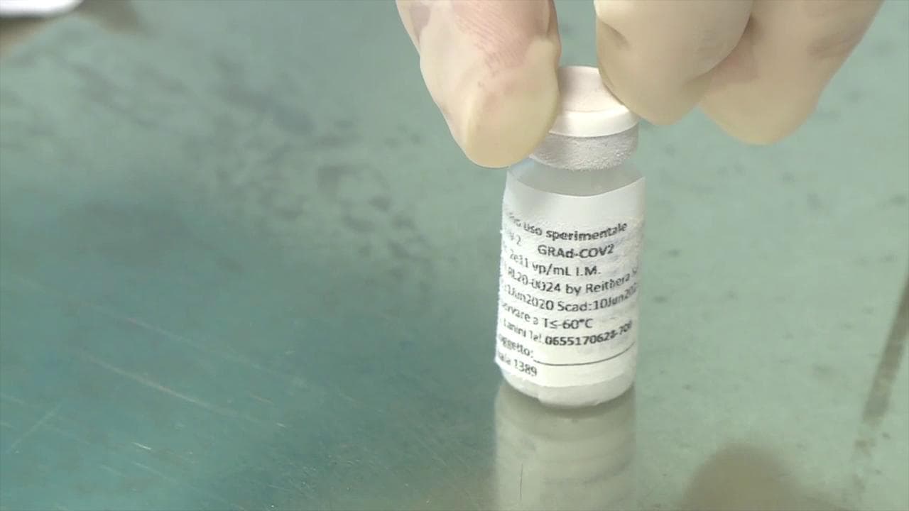 Coronavirus, dentro il centro di sperimentazione del vaccino dell'Istituto Spallanzani: ecco la fialetta