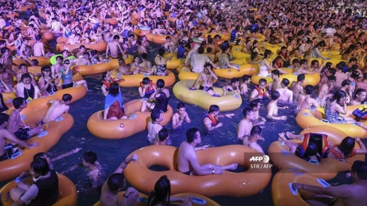 Coronavirus, diventa un caso la festa in piscina a Wuhan: tutti ammassati e nessuna mascherina