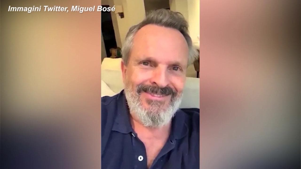 Spagna, Miguel Bosé appoggia la protesta contro l'uso delle mascherine: "Resistenza"