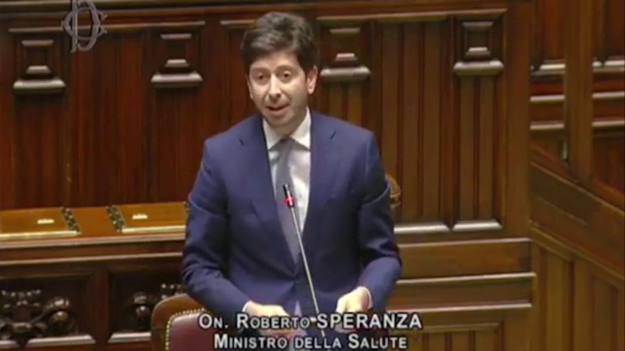 Coronavirus, Speranza: "Il distanziamento di 1 metro resta sui treni, ma non sugli aerei"