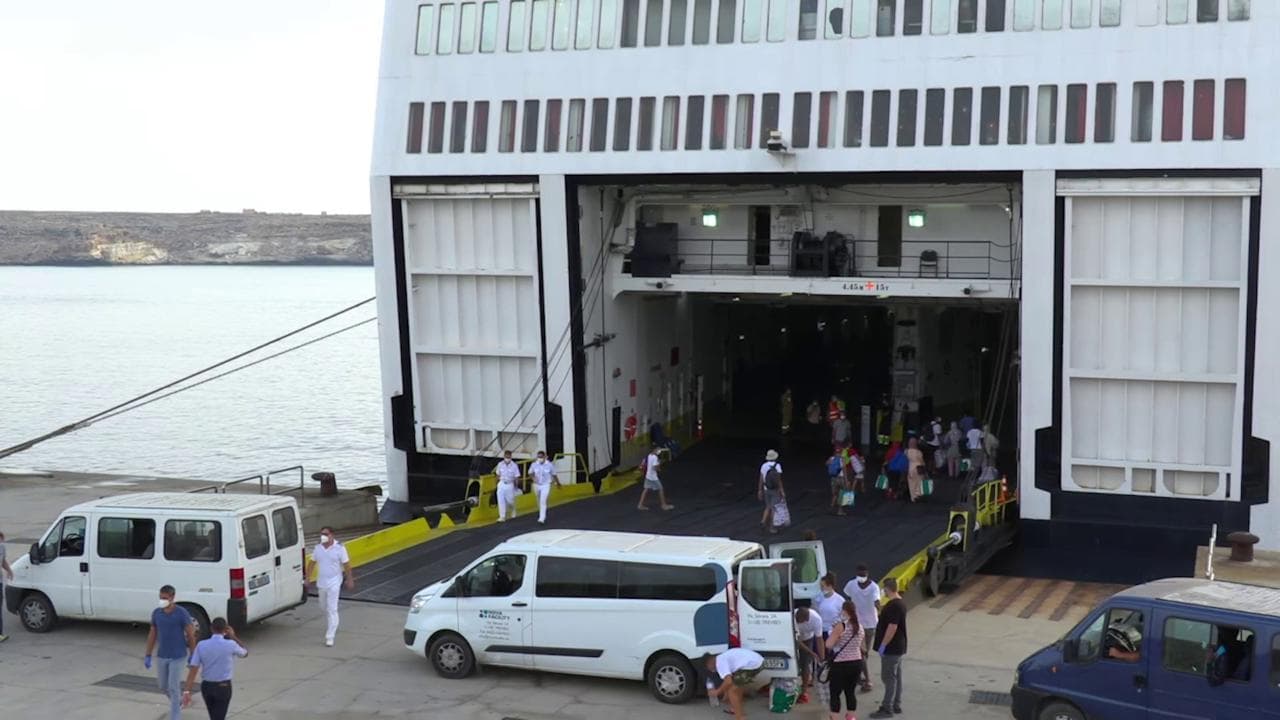 Lampedusa, arrivata al porto la nave quarantena: i primi migranti salgono a bordo