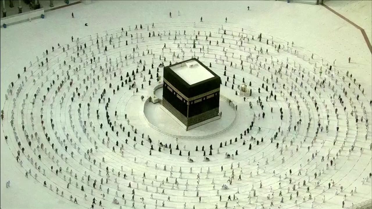 Coronavirus, La Mecca: i musulmani pregano intorno alla Kaaba rispettando il distanziamento sociale