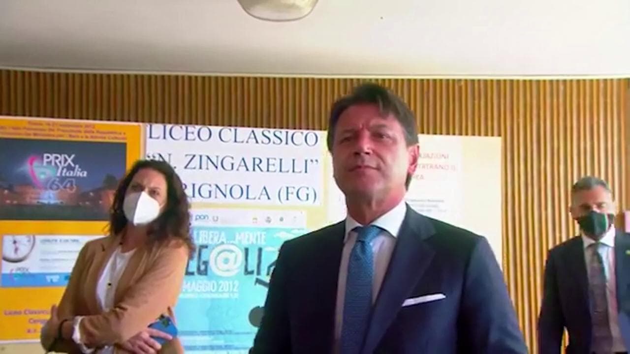 Coronavirus, Conte: "Giovani siano responsabili, indossino la mascherina"