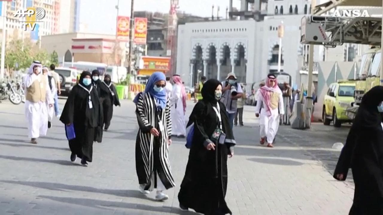 Coronavirus, Islam: riparte il pellegrinaggio alla Mecca ma in forma ridotta