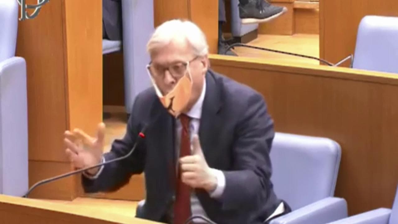 Camera, seduta sospesa dopo i dubbi di Sgarbi sulle mascherine : "Dobbiamo prendere per il c... i bambini?"