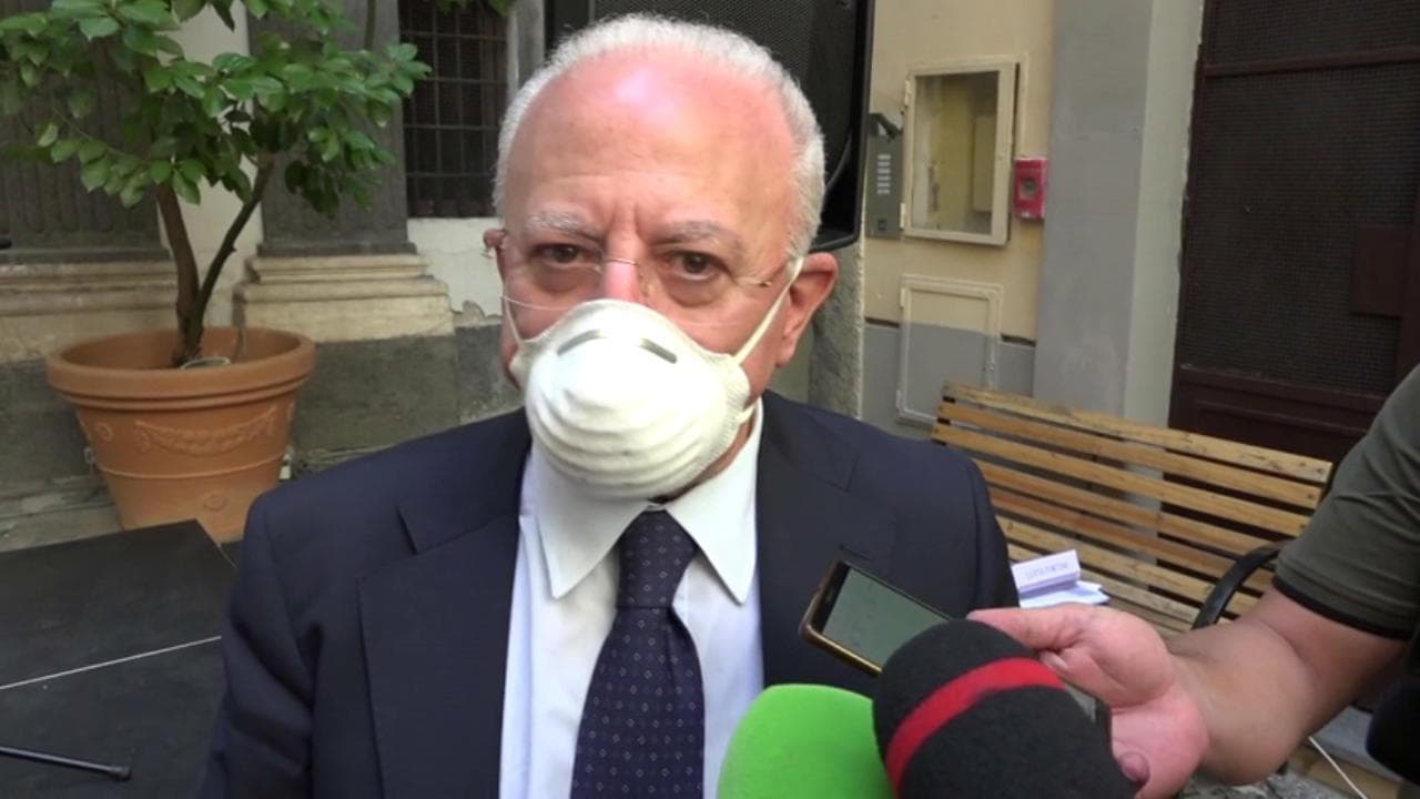 Coronavirus, De Luca contro i "negazionisti" del Covid: "Irresponsabili, basta leggere i numeri"