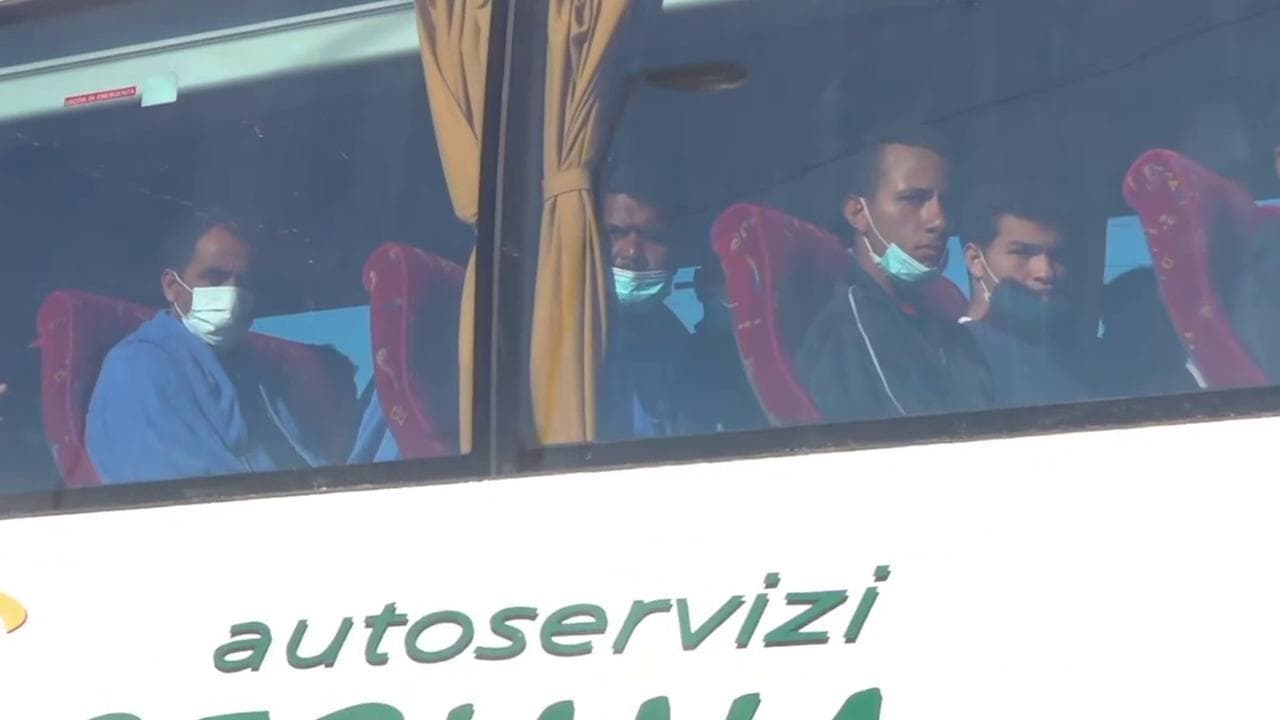 Porto Empedocle, il trasferimento dei migranti dall'hotspot